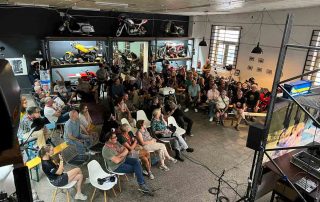 Gemeinsam ein Motorradvideo anschauen