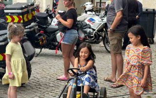 Kinder fahren ein Auto