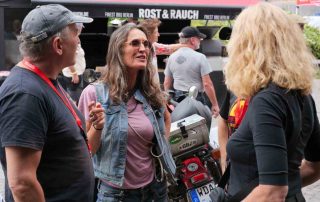 Party Teilnehmer reden miteinander