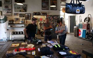 Teilnehmer schauen sich um