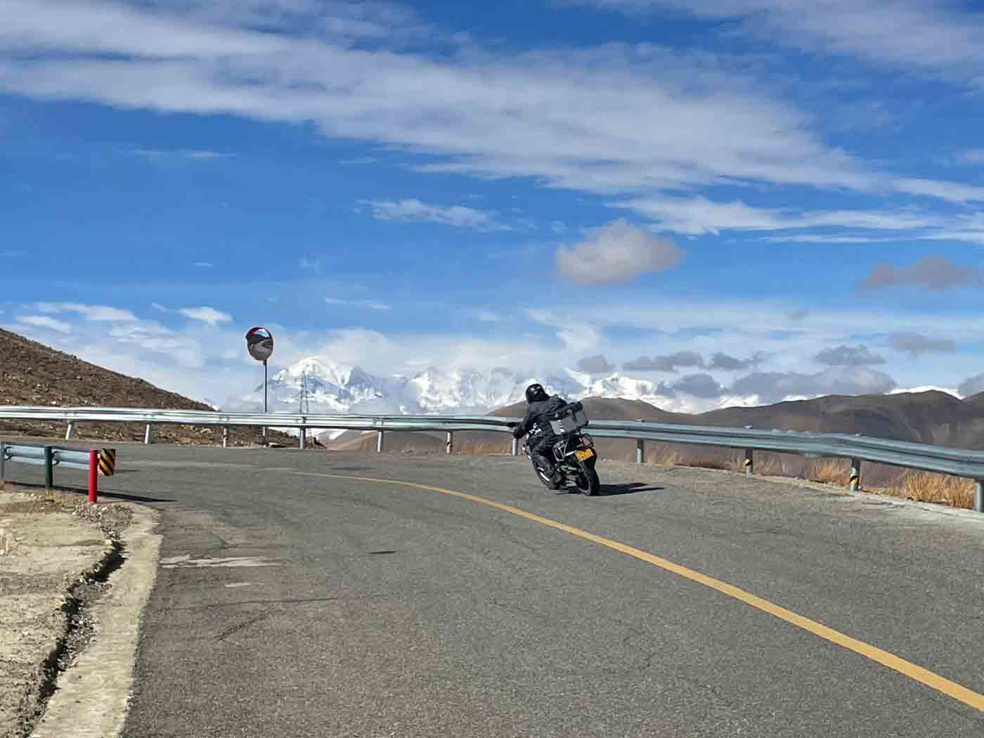 Motorradtour auf kurvenreichen Straßen