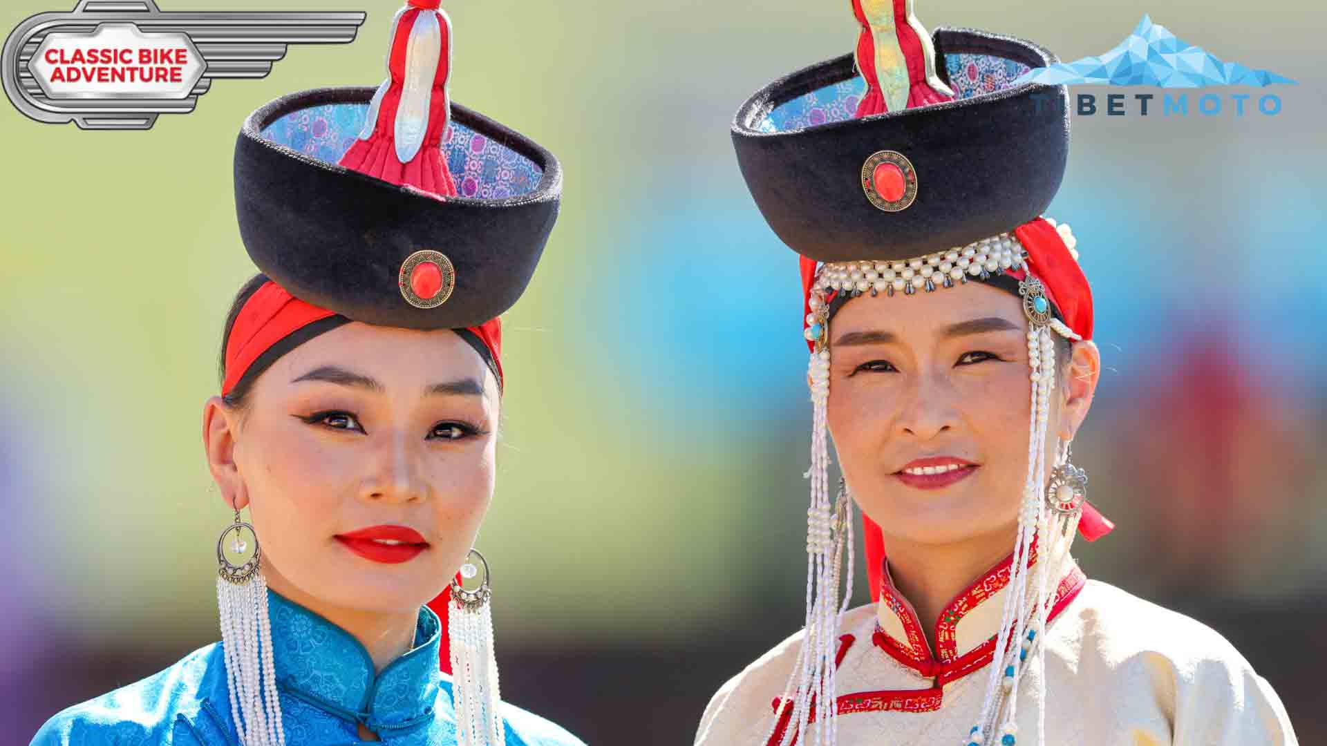Zwei Frauen in traditioneller Kleidung in der Mongolei