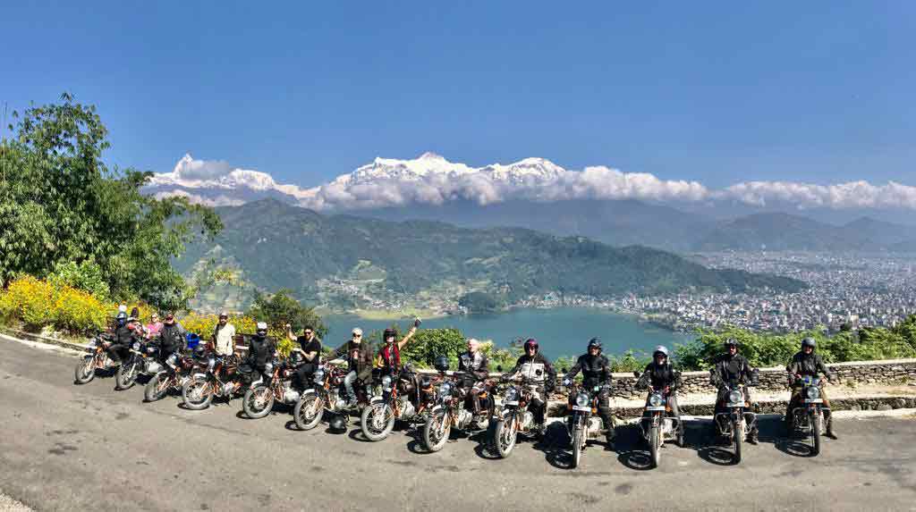 Auf-kleinen-Strassen-zum-Begnas-See-in-Nepal-fahren