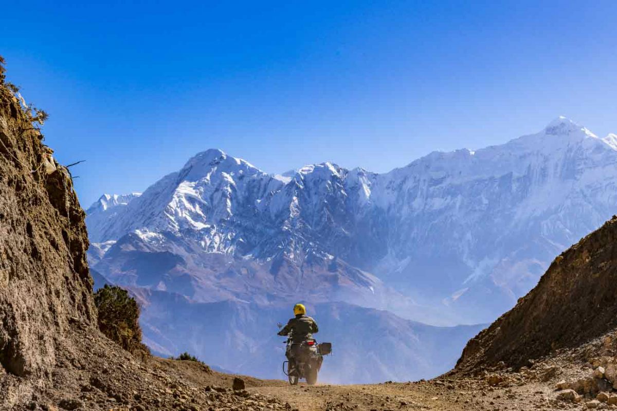 Ausblick-auf-schneebedeckte-Berge-in-Nepal-1200×800