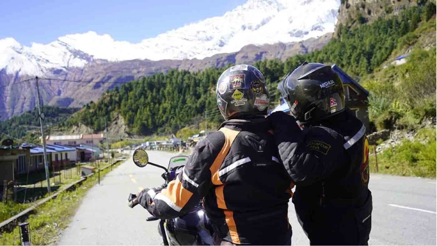 Blick-auf-schneebedeckte-Berge-in-Nepal