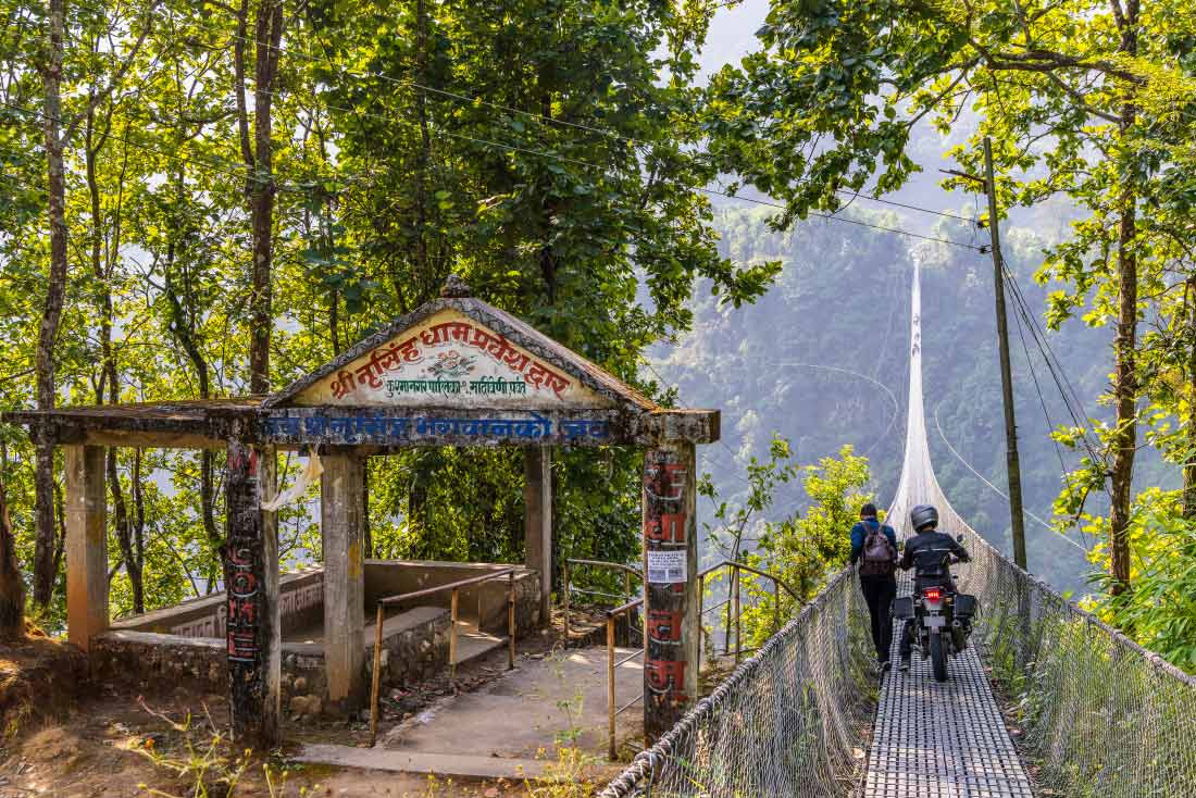 Fahrt-auf-einer-Haengebruecke-in-Nepal