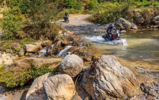 Fahrt-durchs-Wasser-in-Nepal-1200×800