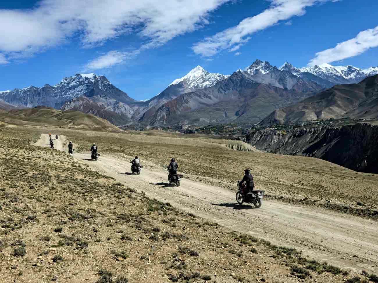 Mehrere-Teilnehmer-einer-Motorradtour-in-Nepal