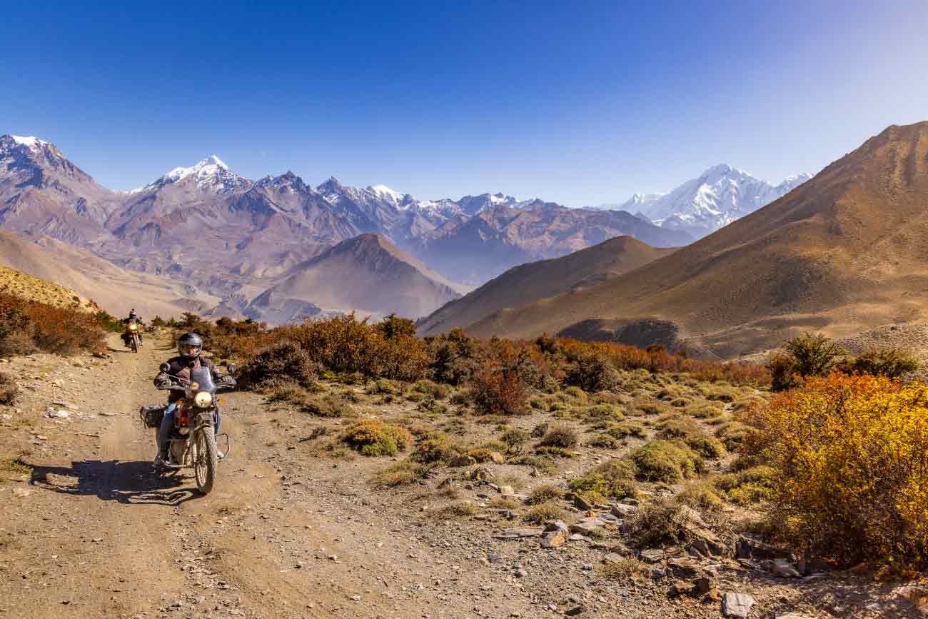Motorradfahrer-in-Nepal