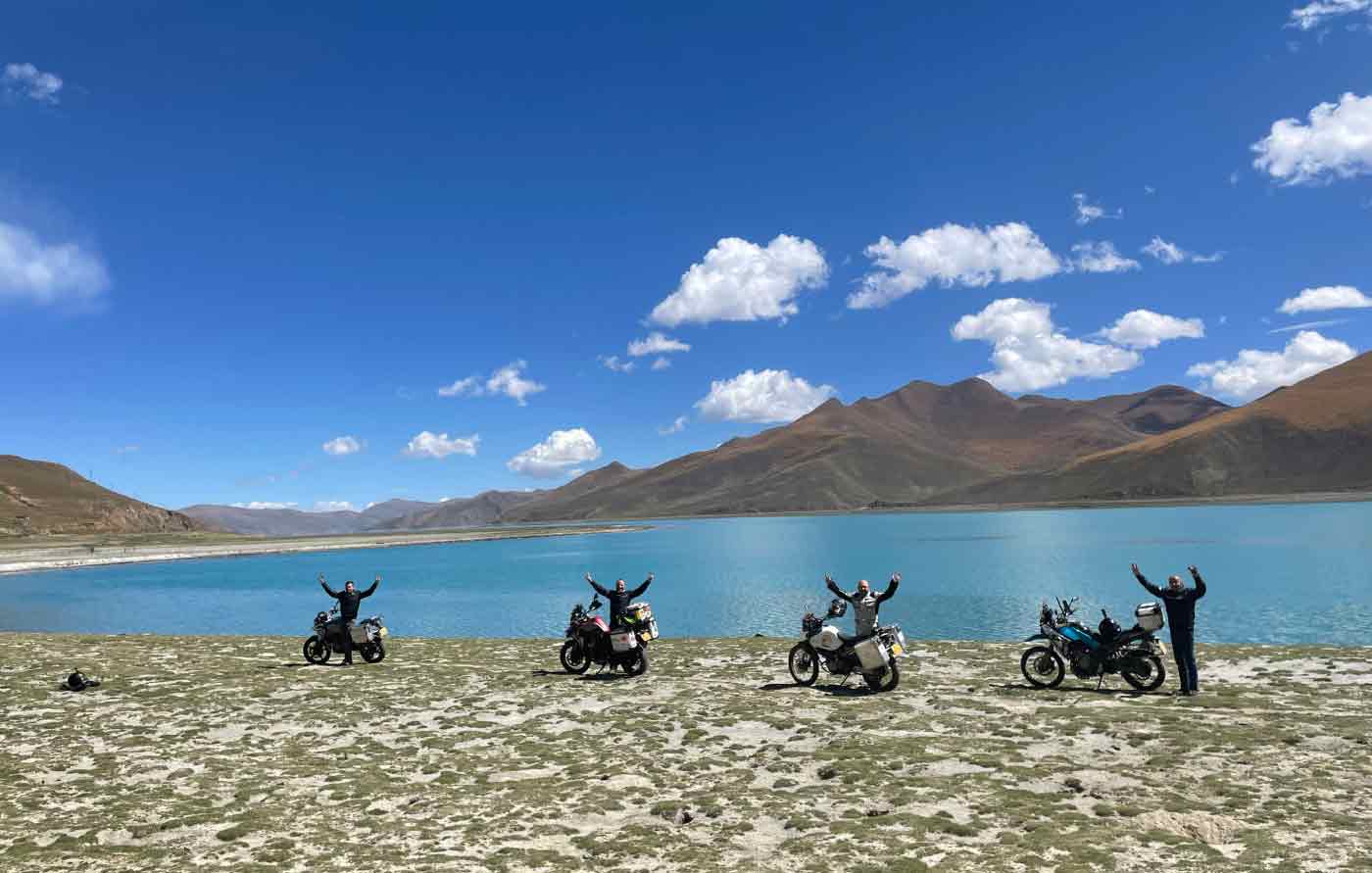 Motorradfahrer vor dem See in Tibet