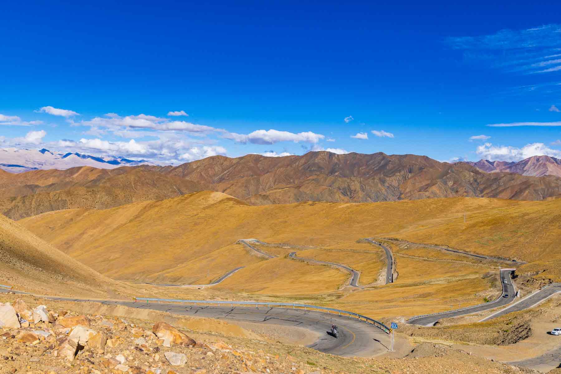 Serpentinenstraßen zum Mount Everest in Tibet
