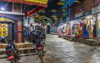 Stadt-in-Nepal-bei-Nacht-1200×800