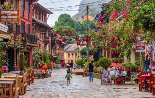 Stadt-in-Nepal-bei-Tag-1200×800