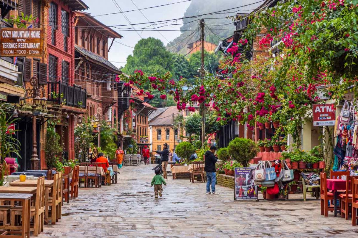 Stadt-in-Nepal-bei-Tag-1200×800