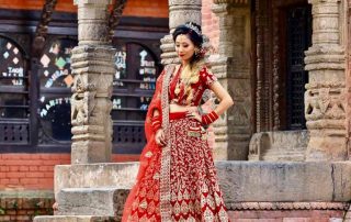 Traditionelles-Kleid-getragen-von-einer-Frau-in-Nepal