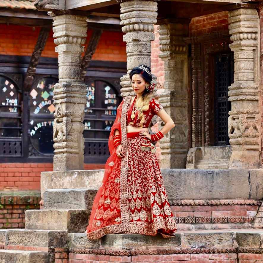 Traditionelles-Kleid-getragen-von-einer-Frau-in-Nepal