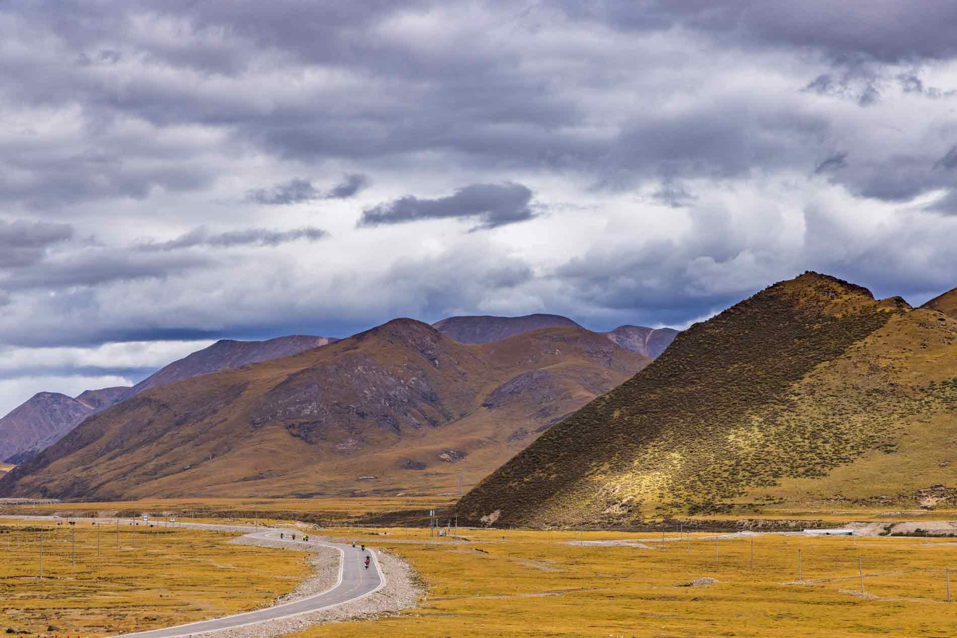 Wunderschöne Straßen und Landschaften in Tibet