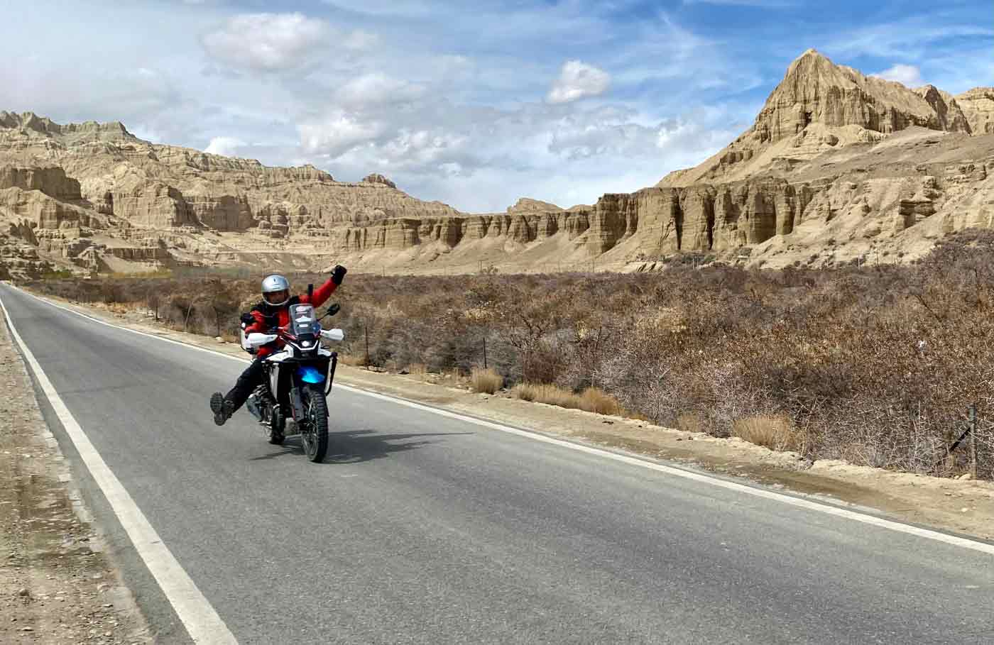 Glücklicher Fahrer in Tibet