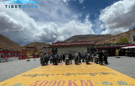 Gruppenfoto in Tibet bei einer Aussichtsplatform auf 5000m