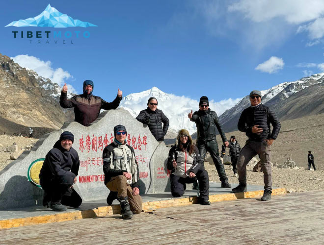 Gruppenfoto vor dem Mount Everest in Tibet