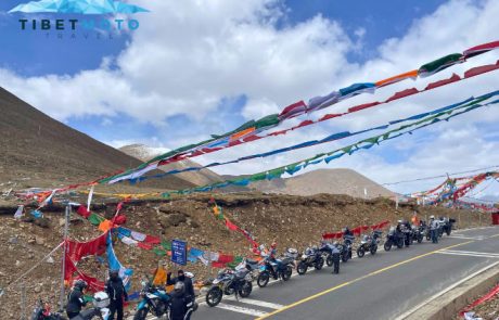 Kurzer Motorradtour Stopp unter Gebetsfahnen in Tibet