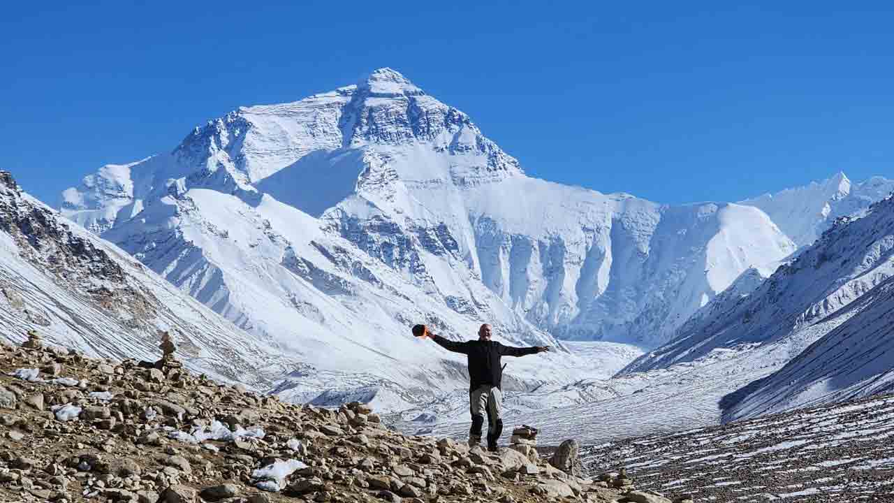 Motorradfahrer auf einer Abenteuertour über das Tibet-Plateau in Richtung des Basislagers am Mount Everest.