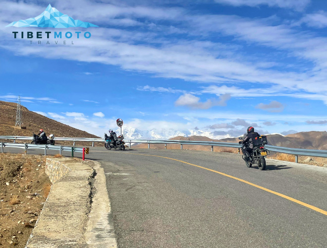Motorradfahrt auf tibetischen Straßen