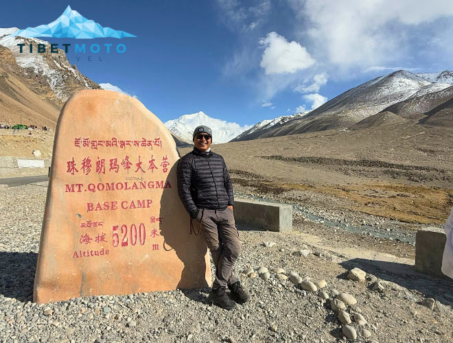 Reisender am Denkmal im Basislager in Tibet mit Ausblick auf dem Mt Everest