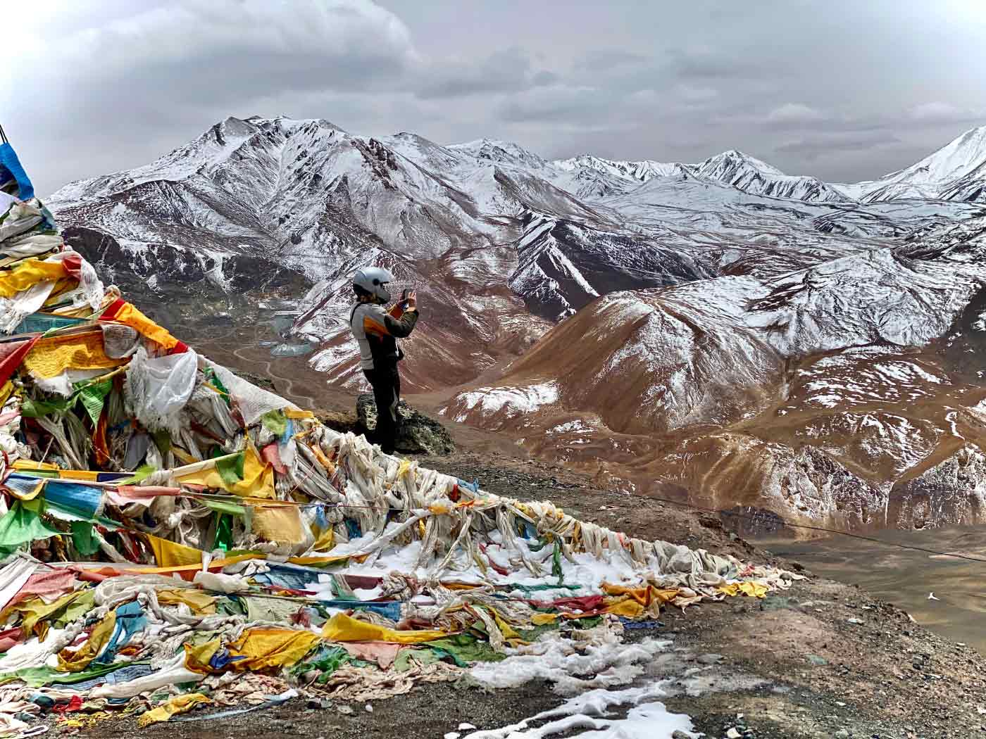 Tibetische Gebetsfahnen auf einem Berg