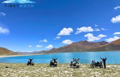 Vier Motorradfahrer vor dem Pangong See in Tibet
