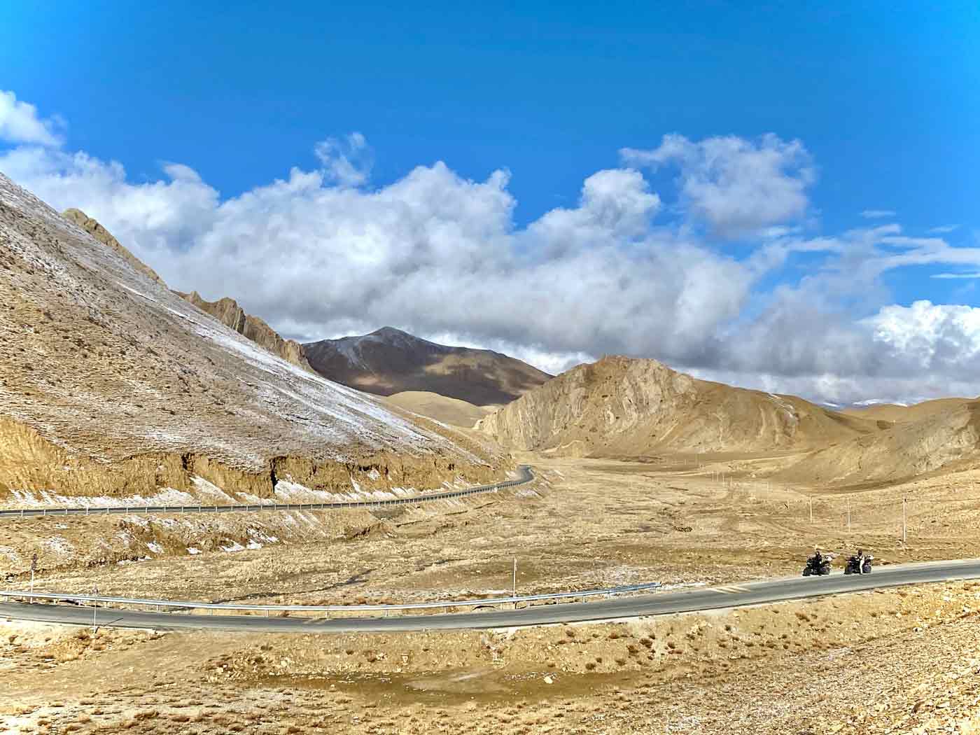 Zwei Motorradfahrer in Tibet