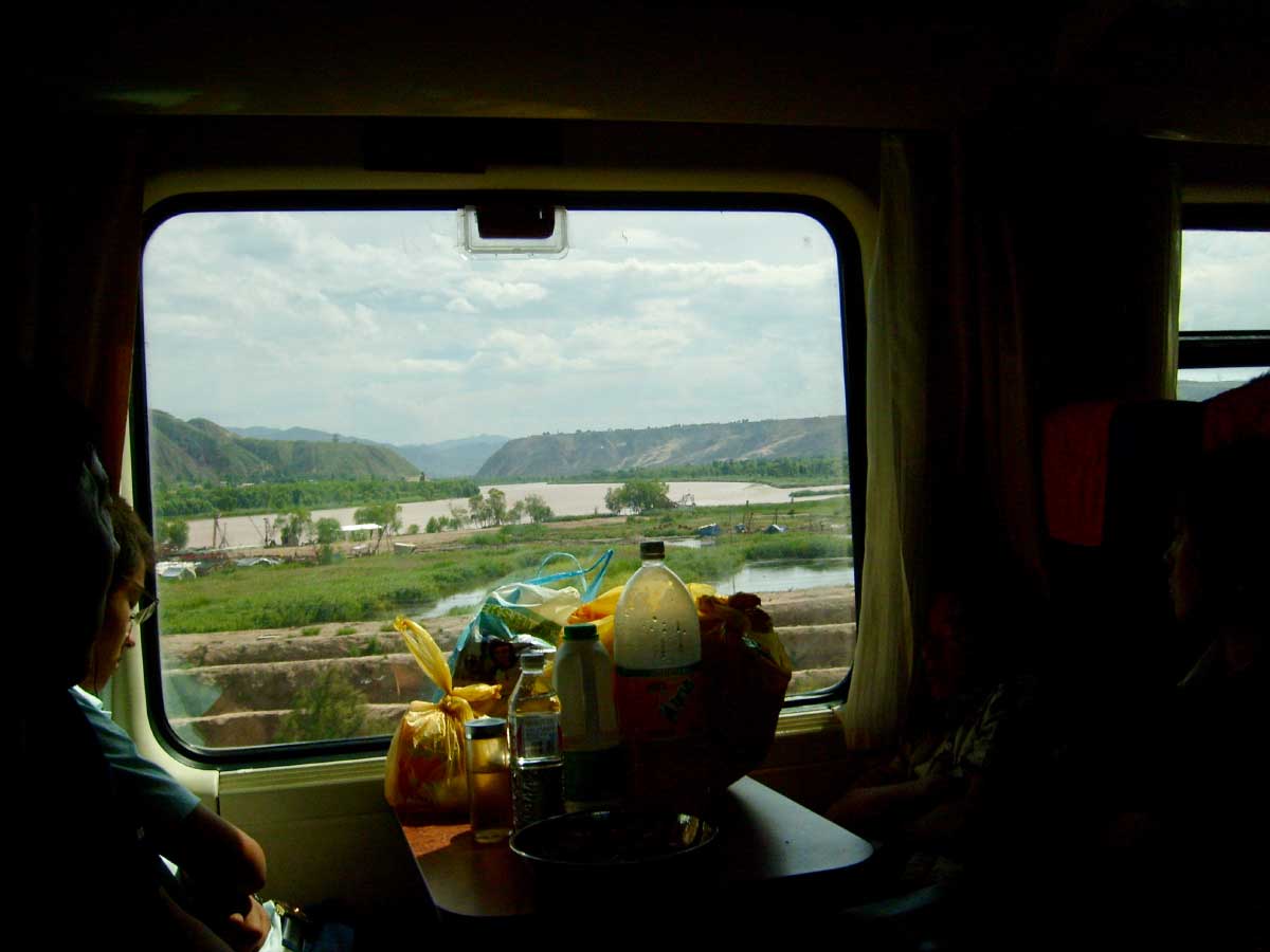Leben an Bord des Tibet-Zuges – Reise über das Dach der Welt (2007)