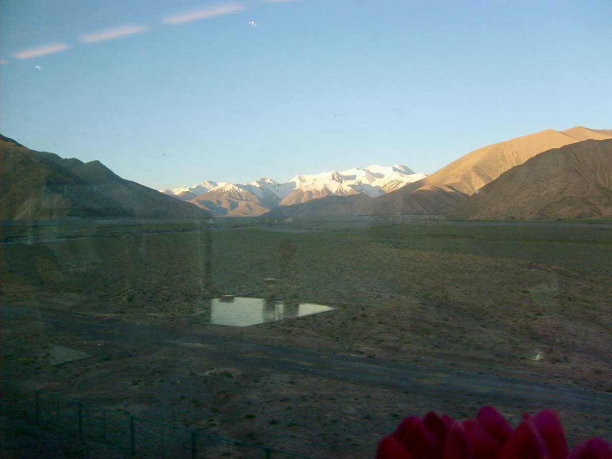 Schneebedeckte Gipfel entlang der Tibet-Bahn (2007)